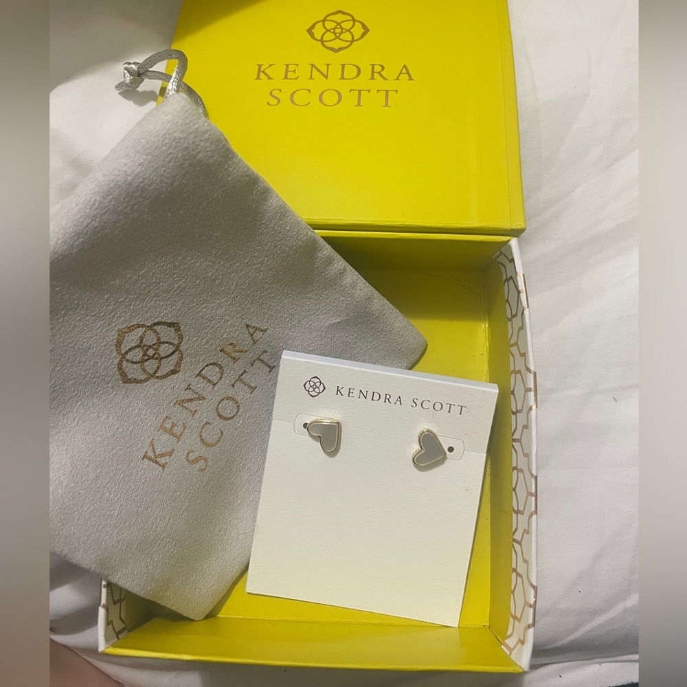 Kendra Scott heart earrings